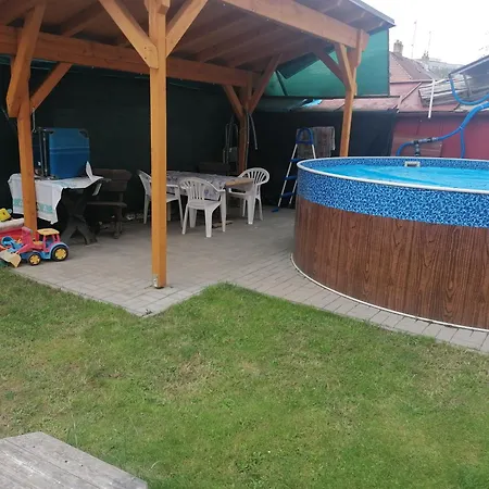 Rodinny Puldomek S Vybavenim A Bazenem Holiday home *